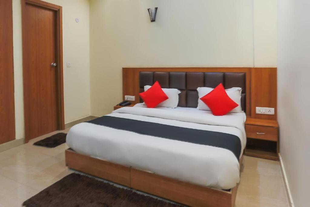 ホテル Capital O Bvh Hospitality Near Pvr Ansal Plaza Greater ノイダ エクステリア 写真