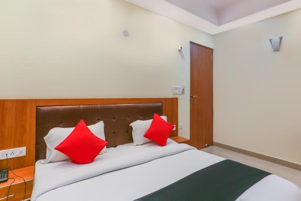 ホテル Capital O Bvh Hospitality Near Pvr Ansal Plaza Greater ノイダ エクステリア 写真