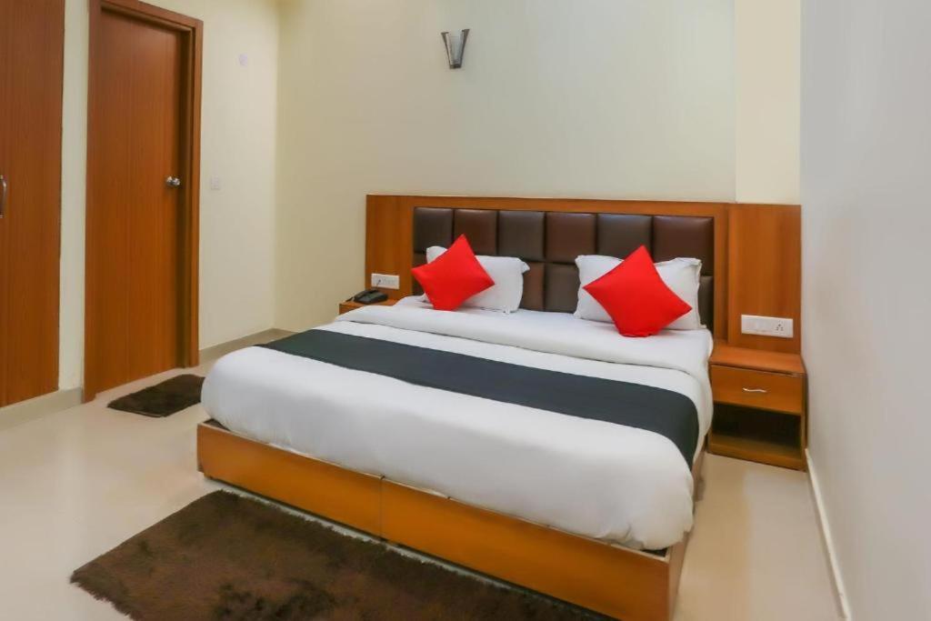 ホテル Capital O Bvh Hospitality Near Pvr Ansal Plaza Greater ノイダ エクステリア 写真